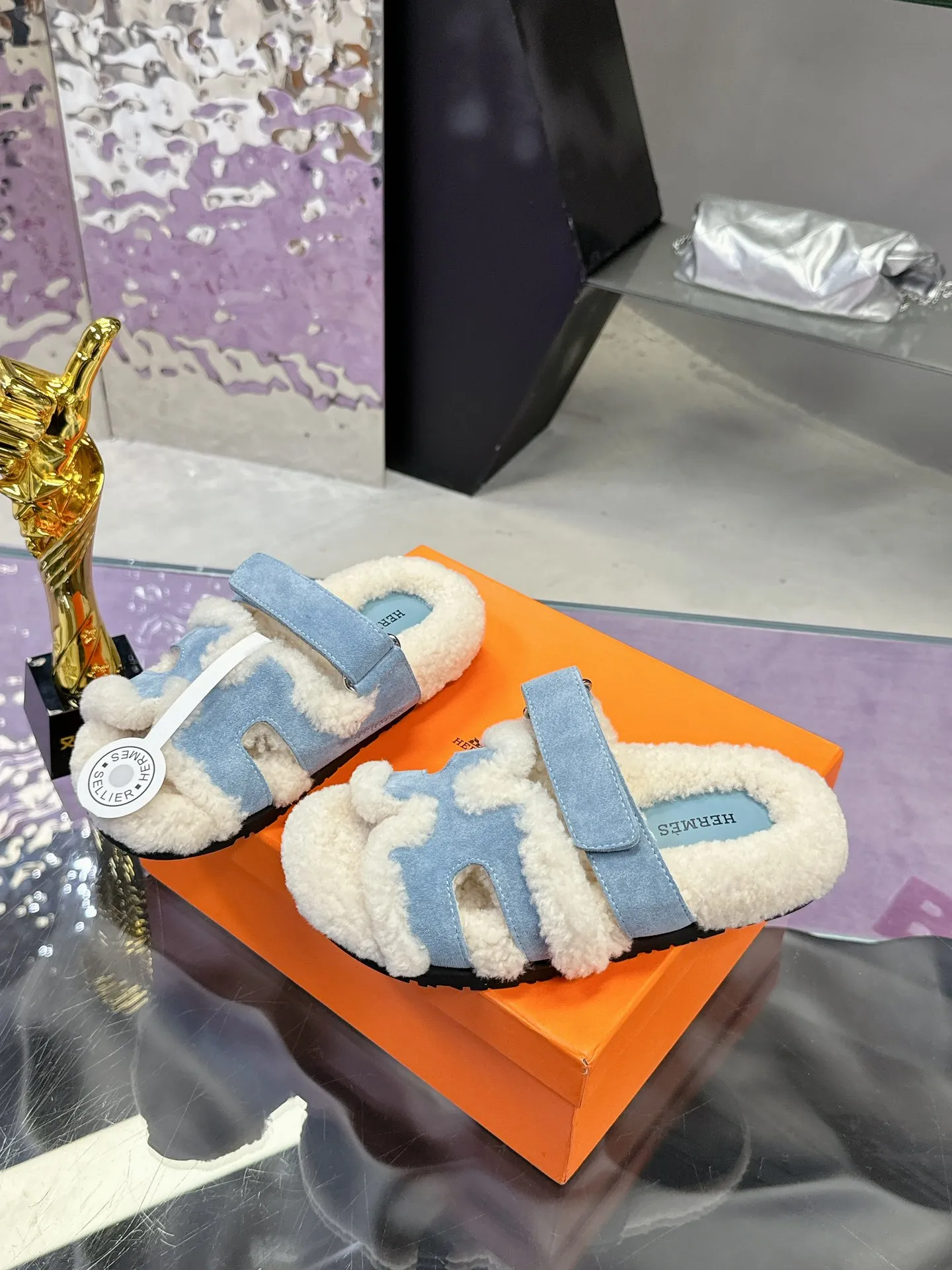 Factory price: 500💰 HERMES💗Ai Ma’s classic hot style second uncle🐑wool mop🆕 is coming. A must-have item for autumn and winter ✅ Versatile and fashionable at home and out on the street 🍀The colors are extremely colorful! Walking Tuscany! T men's shoes 💰R non-slip outsole super light ️ super comfortable on the feet without any binding feeling I can't stop drinking coffee ☕ my second uncle's slippers I can't take off Size number: 35-40 (41 made to order, non-refundable)